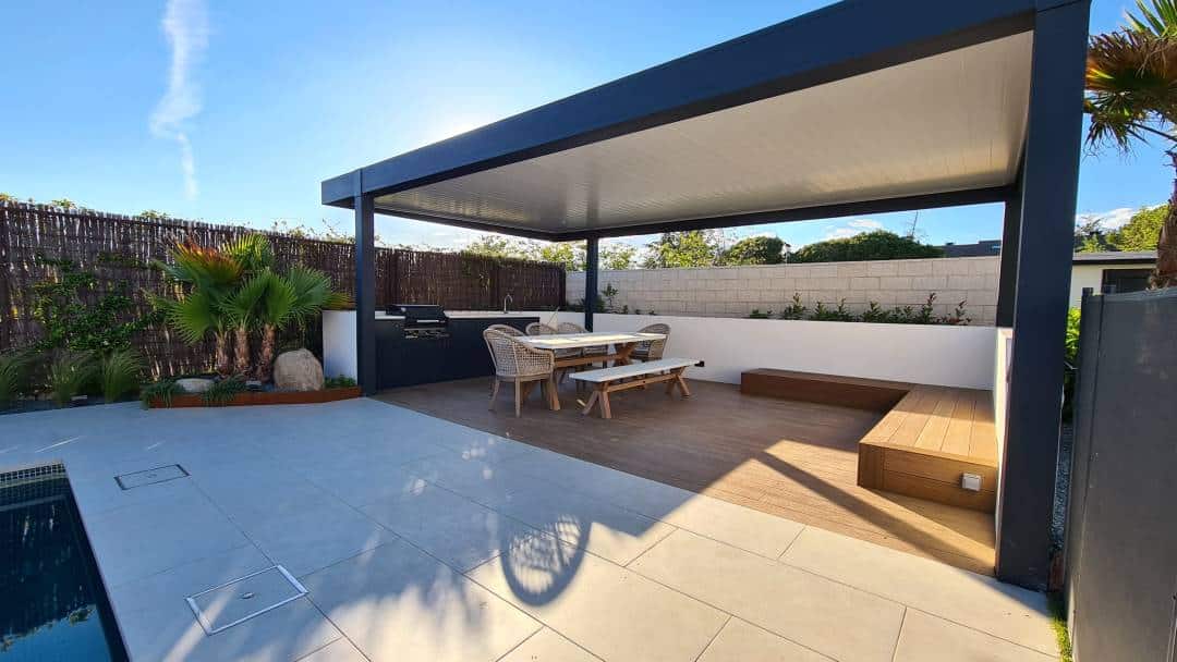 PÉRGOLA BIOCLIMÁTICA CON TECHO FIJO DE PANEL SÁNDWICH CHALET EN TORRELODONES MADRID 1