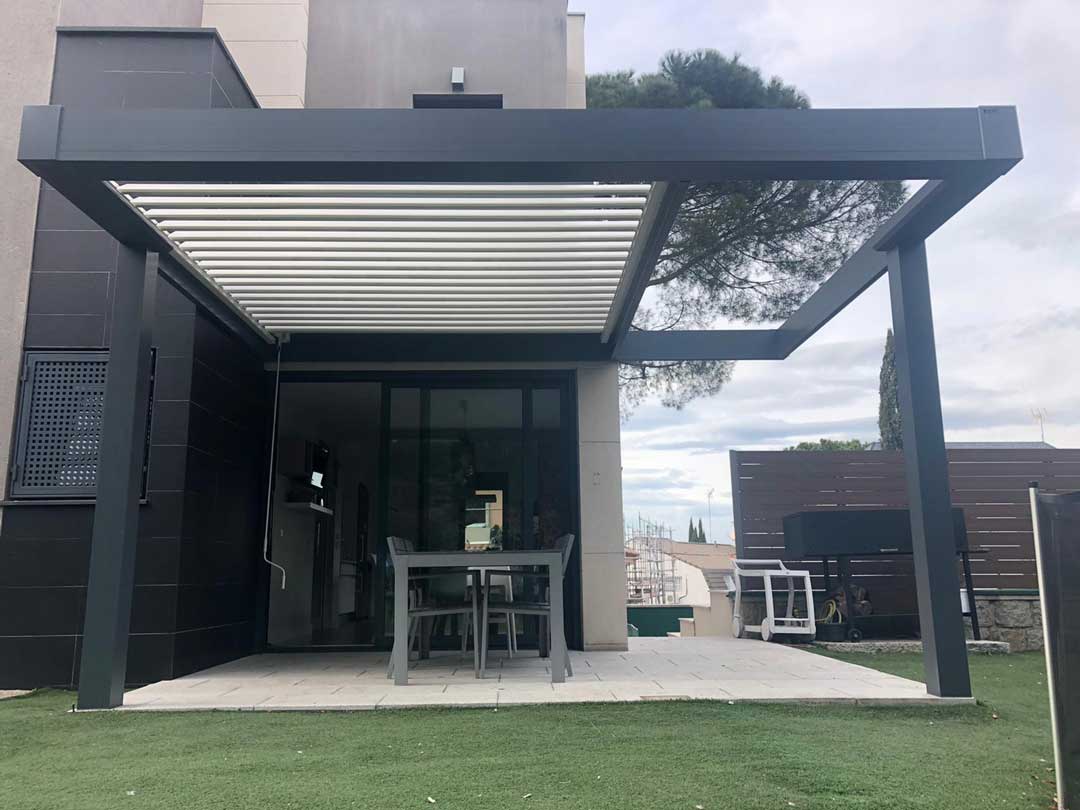 PERGOLA BIOCLIMATICA ORIENTABLE MANUAL ESTRUCTURA PLANA MIRASIERRA TERRAZA MADRID 03