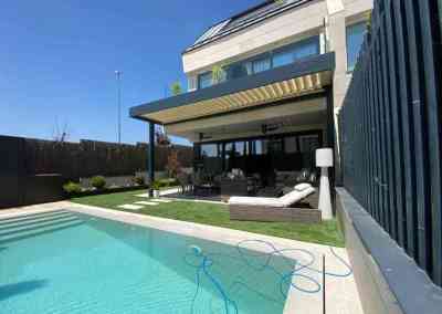 PERGOLA BIOCLIMATICA ORIENTABLE PILARES DESPLAZADOS CHALET LA MORALEJA MADRID 3