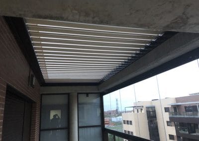 INSTALACIÓN PERGOLA BIOCLIMATICA RETRACTIL MOTORIZADA CON CORTINA DE CRISTAL EN UNA TERRAZA DE GETAFE MADRID 02