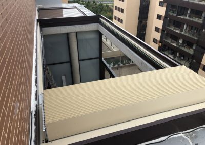 INSTALACIÓN PERGOLA BIOCLIMATICA RETRACTIL MOTORIZADA CON CORTINA DE CRISTAL EN UNA TERRAZA DE GETAFE MADRID 04
