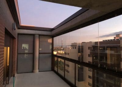 INSTALACIÓN PERGOLA BIOCLIMATICA RETRACTIL MOTORIZADA CON CORTINA DE CRISTAL EN UNA TERRAZA DE GETAFE MADRID 05