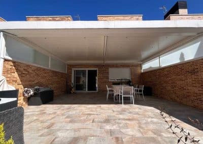 Instalación Pérgola Bioclimática sin Postes Integrada en Estructura de Hormigón en Torrejón de Ardoz Madrid