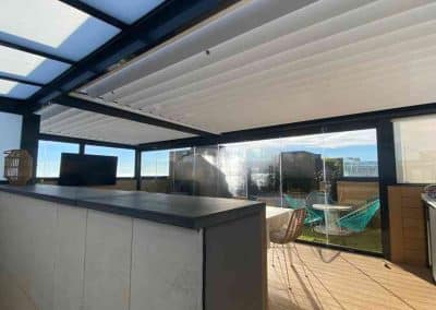 PÉRGOLA BIOCLIMÁTICA CON CORTINA DE CRISTAL Y TECHO FIJO EN ÁTICO VALDEBEBAS MADRID 4
