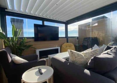 PERGOLA BIOCLIMATICA CON CORTINA DE CRISTAL Y TECHO FIJO EN ATICO VALDEBEBAS MADRID 6