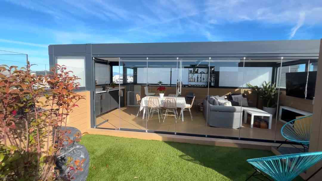 Instalación de Pérgola Bioclimática con Techo Fijo de vidrio y Cortina de Cristal en un Ático de Valdebebas en Madrid