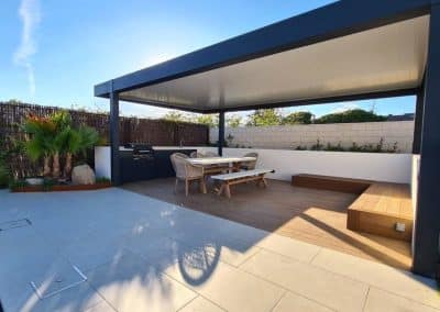 PÉRGOLA BIOCLIMÁTICA CON TECHO FIJO DE PANEL SÁNDWICH CHALET EN TORRELODONES MADRID 1