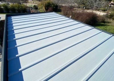 PÉRGOLA BIOCLIMÁTICA CON TECHO FIJO DE PANEL SÁNDWICH CHALET EN TORRELODONES MADRID 3