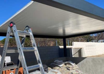 PÉRGOLA BIOCLIMÁTICA CON TECHO FIJO DE PANEL SÁNDWICH CHALET EN TORRELODONES MADRID 4