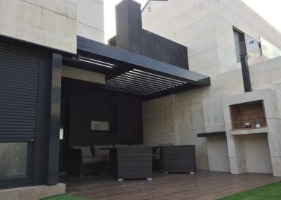 PÉRGOLA BIOCLIMÁTICA LAMAS ORIENTABLES MOTORIZADA CON ILUMINACIÓN EN TERRAZA VALDEBEBAS MADRID 4