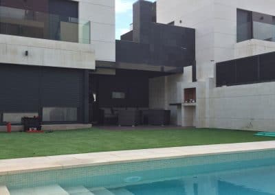 PERGOLA BIOCLIMATICA LAMAS ORIENTABLES MOTORIZADA CON ILUMINACION LED EN TERRAZA VALDEBEBAS MADRID 1