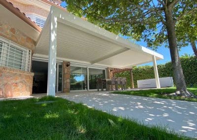 PERGOLA BIOCLIMATICA LAMAS ORIENTABLES MOTORIZADA EN CHALET BOADILLA DEL MONTE MADRID 2