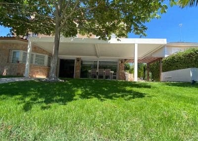 PERGOLA BIOCLIMATICA LAMAS ORIENTABLES MOTORIZADA EN CHALET BOADILLA DEL MONTE MADRID 3