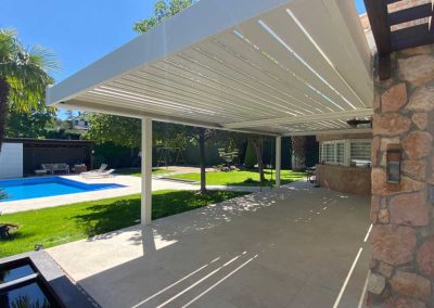 PERGOLA BIOCLIMATICA LAMAS ORIENTABLES MOTORIZADA EN CHALET BOADILLA DEL MONTE MADRID 4