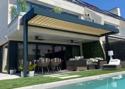 PERGOLA BIOCLIMATICA ORIENTABLE PILARES DESPLAZADOS CHALET LA MORALEJA MADRID 2