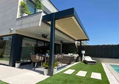 PERGOLA BIOCLIMATICA ORIENTABLE PILARES DESPLAZADOS CHALET LA MORALEJA MADRID 4