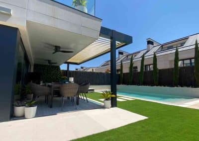 PERGOLA BIOCLIMATICA ORIENTABLE PILARES DESPLAZADOS CHALET LA MORALEJA MADRID 6