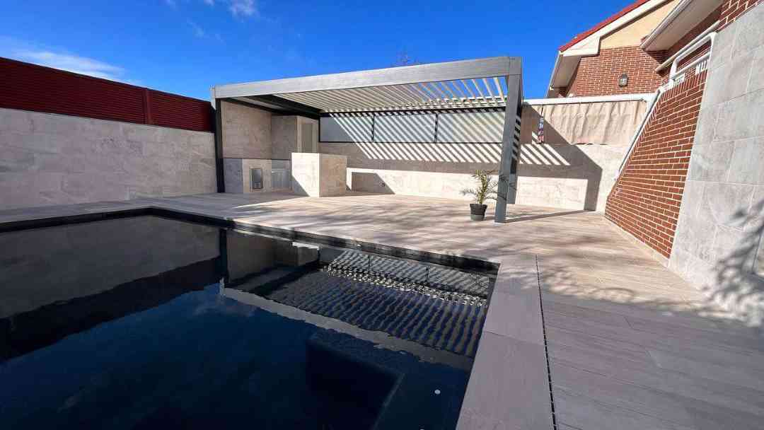 Instalación de Pérgola Bioclimática y Pérgola con Techo Fijo de Panel Sándwich con cristal fijo en un Chalet de Leganés en Madrid