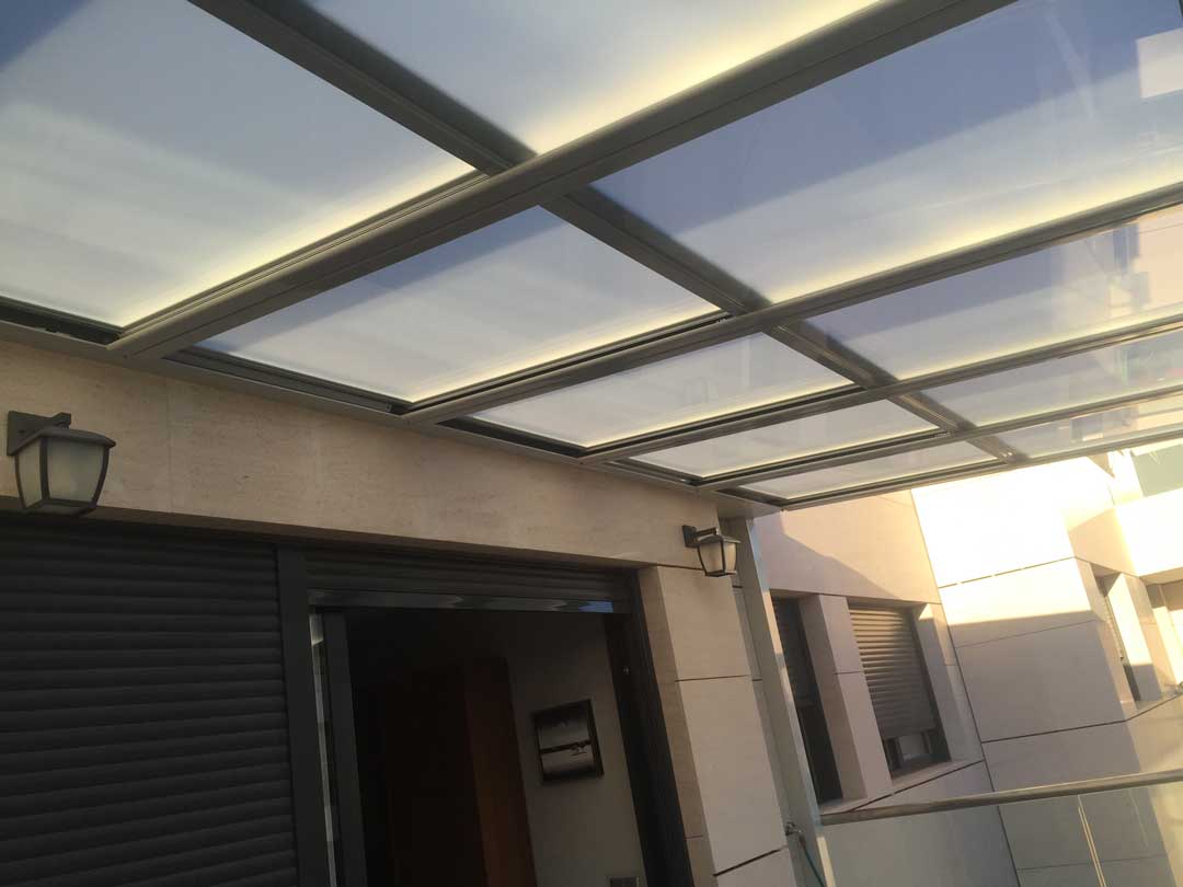 TECHO MOVIL DE CRISTAL MOTORIZADO EN TERRAZA MONTECRAMELO MADRID 02