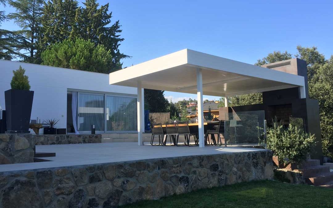 Instalación de Pérgola Bioclimática de lamas orientables en una terraza de Torrelodones en Madrid