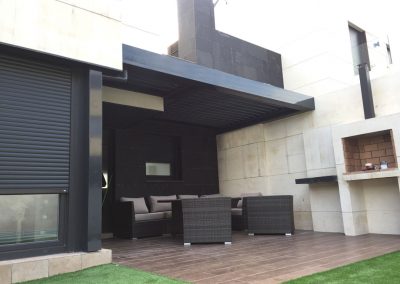 PÉRGOLA BIOCLIMÁTICA LAMAS ORIENTABLES MOTORIZADA CON ILUMINACIÓN EN TERRAZA VALDEBEBAS MADRID 3