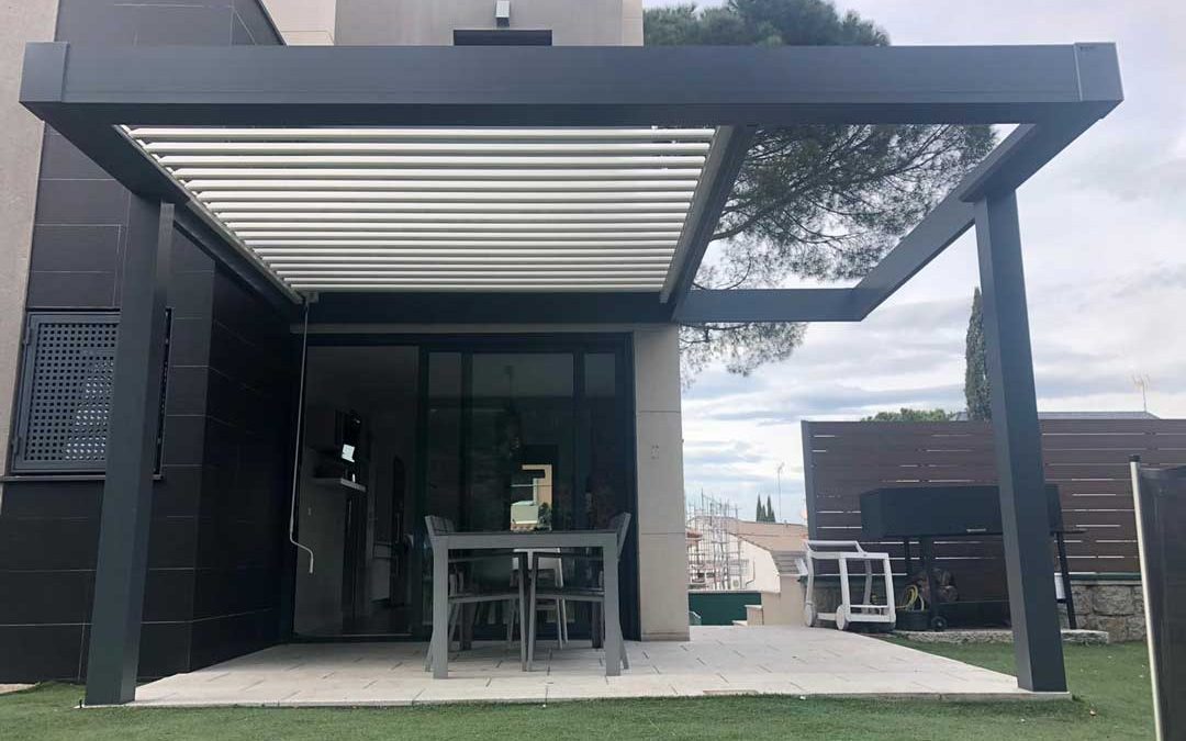 Instalación de Pérgola Bioclimática de Lamas Orientables Manual y Estructura Plana anexa en una terraza de Mirasierra en Madrid