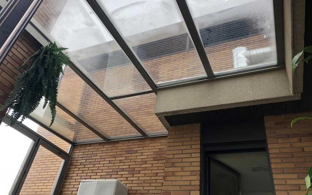 Instalación de Techo Fijo con Cerramiento Vertical de Sistema Replegable en una Terraza de Madrid Centro