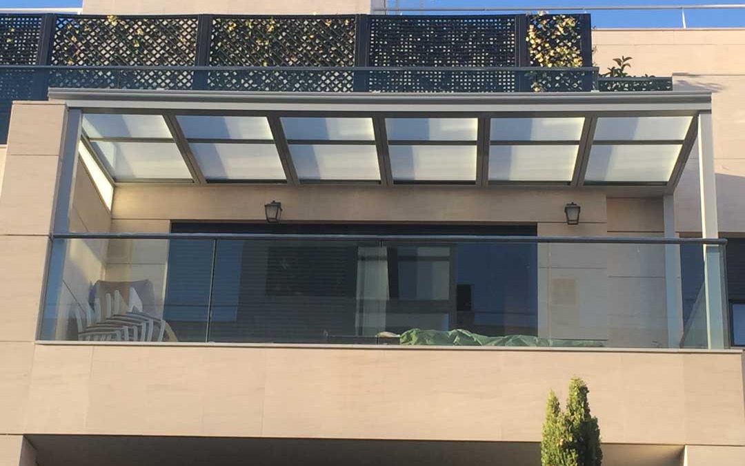Instalación de un Techo Móvil de Cristal con Accionamiento Motorizado vía radio en una terraza de Montecarmelo en Madrid